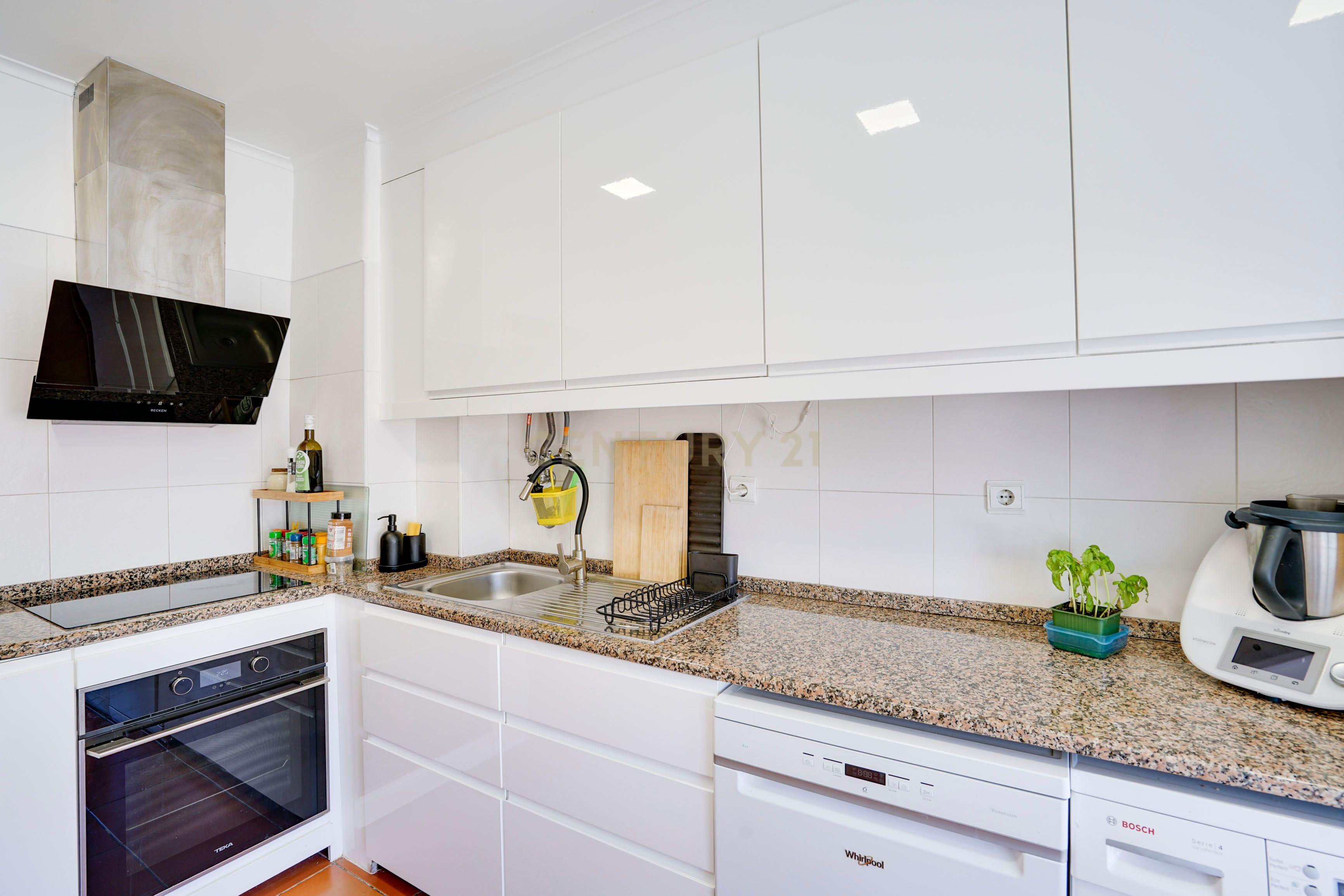 Fotografia 5 de Apartamento T2 em Odivelas, perto de Metro e serviços, Lisboa