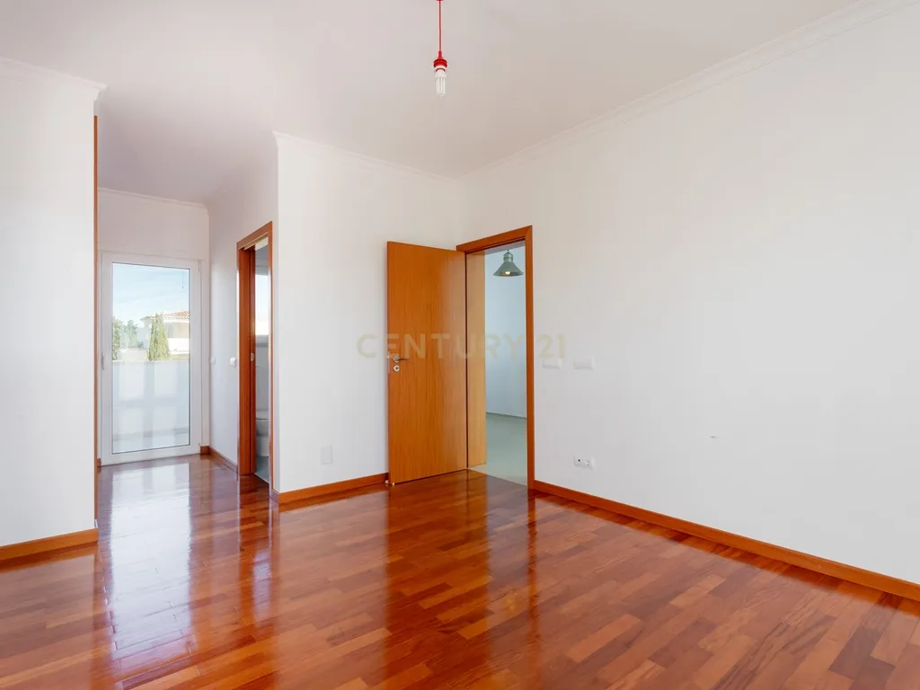 Vivenda exclusiva de construção moderna, 4 suítes, jardim imersivo com lago e viabilidade para piscina. - Image 27