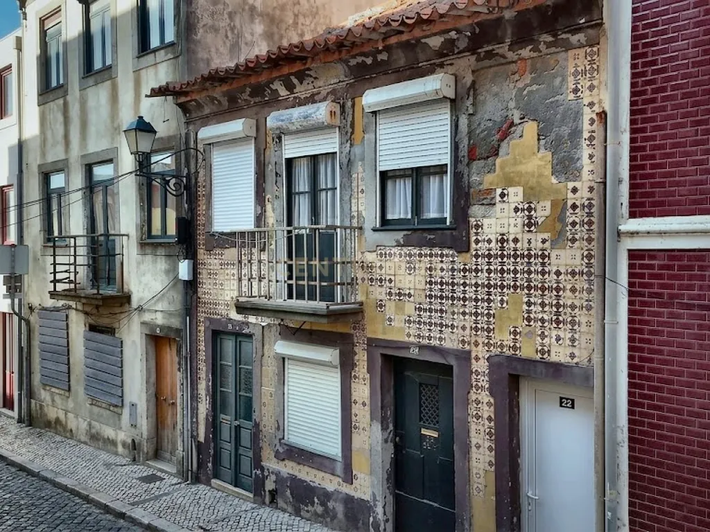 Investimento na Foz | Casa 130m² para Reabilitação | 2ª Linha de Mar - COM INQUILINO VITALÍCIO. - Image 3