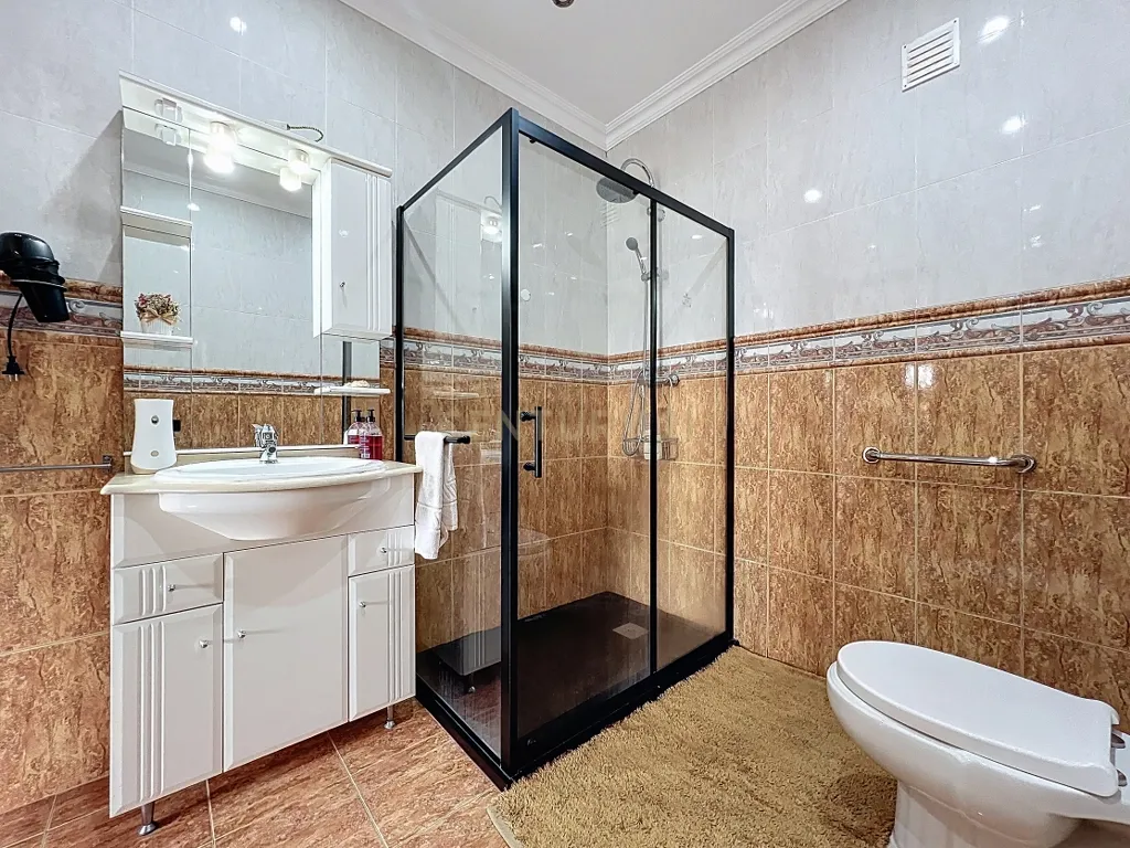 🏡 Moradia Única com Vista Mar — 3 Apartamentos | AL em Funcionamento | Feteiras, Ponta Delgada - Image 36