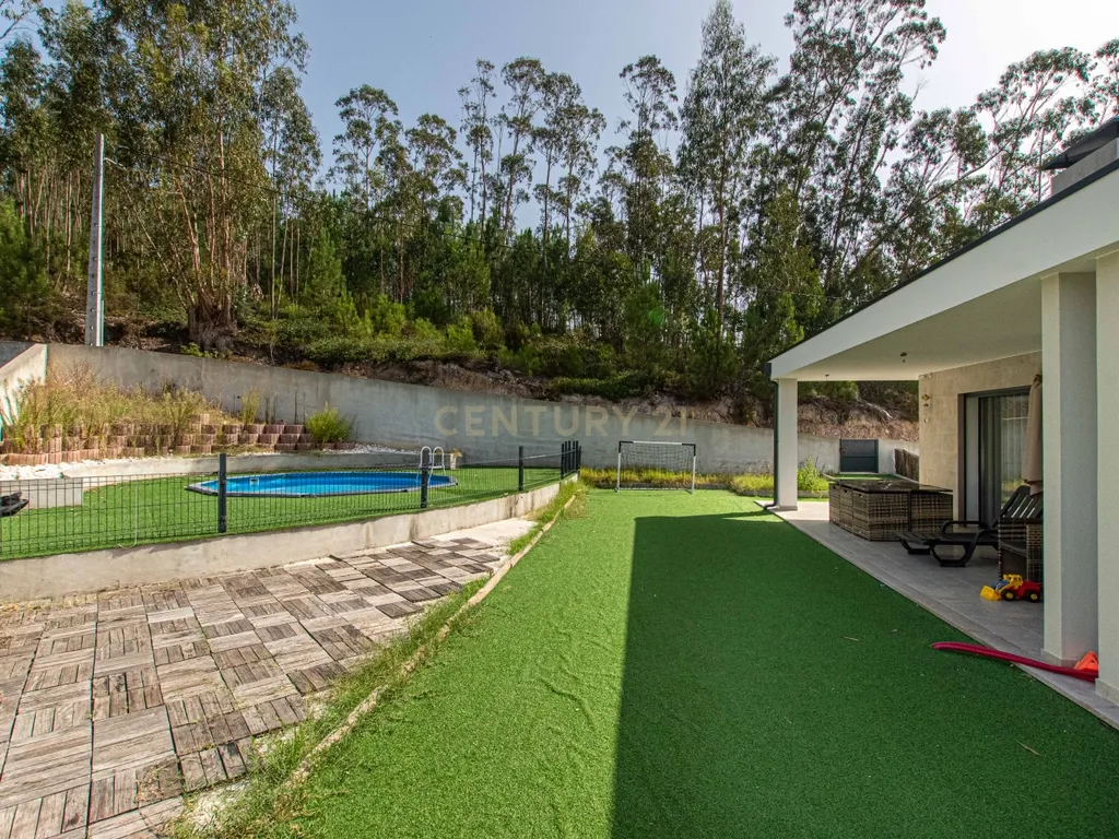 Moradia T4 semi-nova com Piscina, Garagem + Parcela de Terreno Rústico e Vista Serra | Salgueiro, Pombal - Image 14