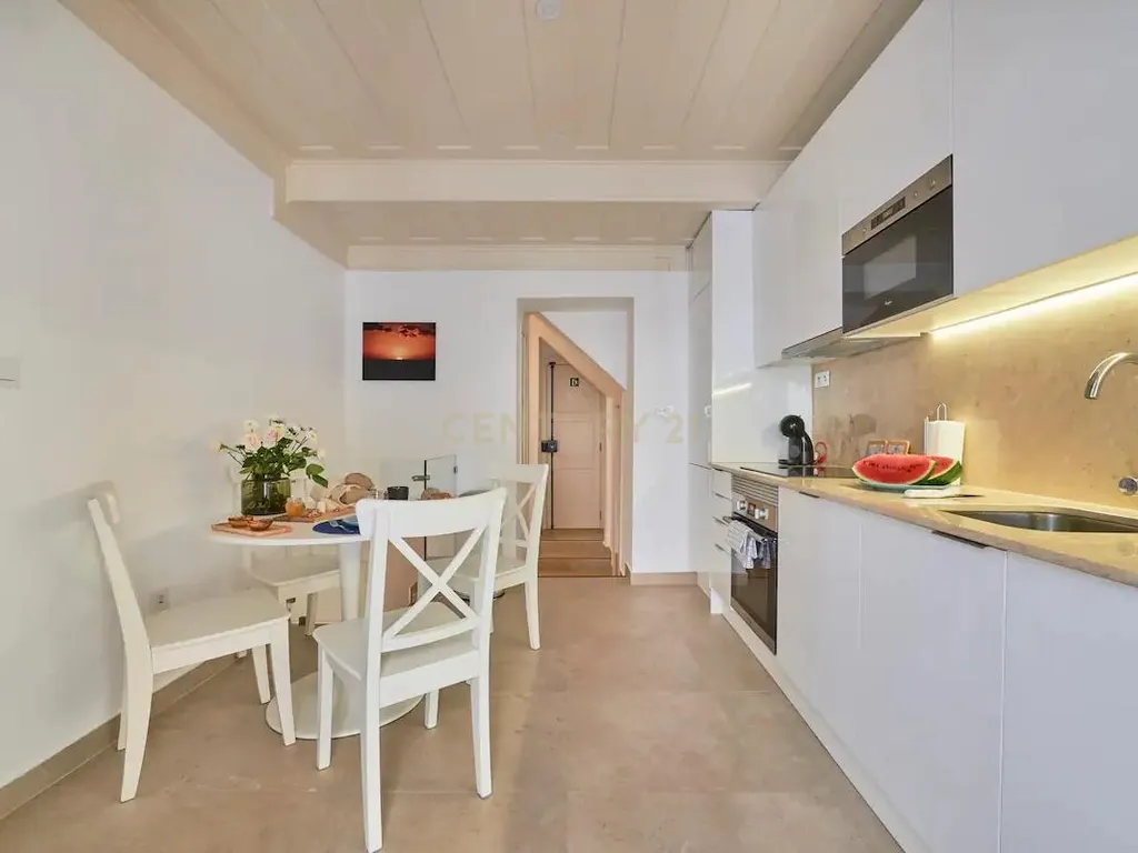 Apartamento T2 renovado e mobilado com pátio exterior privado. Em venda! - Image 2