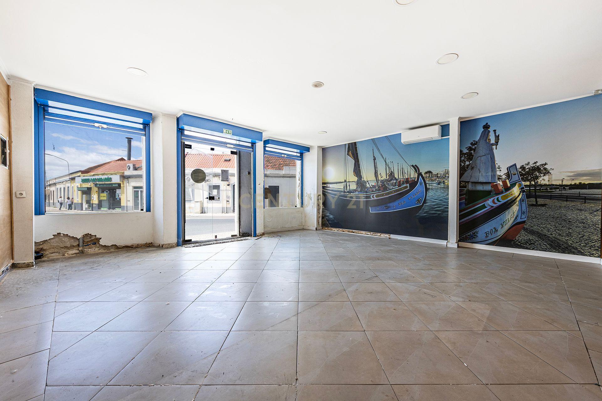 Fotografia 4 de Loja com potencial para comercio e serviços ou reconversão de habitação no centro da Moita