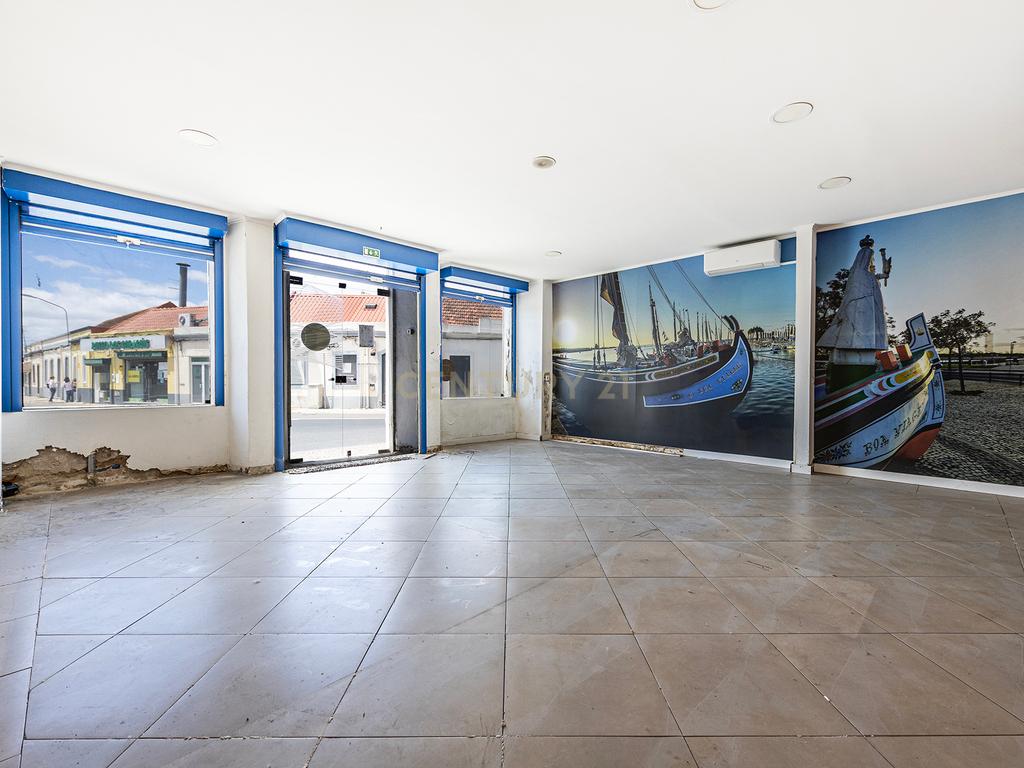 Loja com potencial para comercio e serviços ou reconversão de habitação no centro da Moita - Image 4