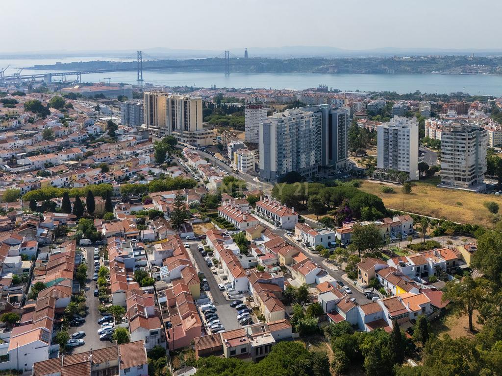 Moradia T3 com Quintal e Alto Potencial no Caramão da Ajuda, Lisboa - Image 23