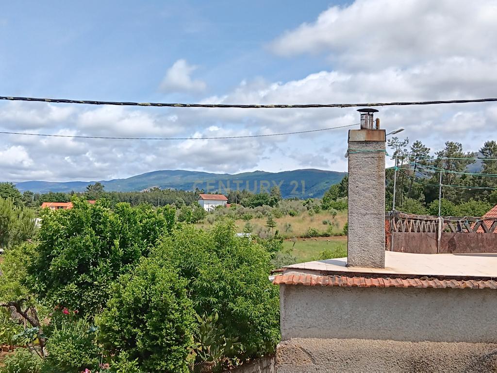 Moradia renovada com estúdio privativo - Image 13