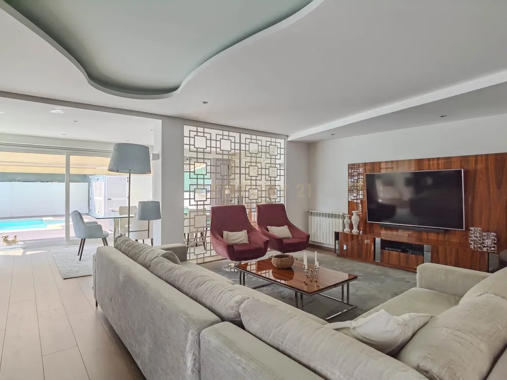 Luxuosa Moradia T3 em Gondomar com Vista Panorâmica e Piscina - Image 7
