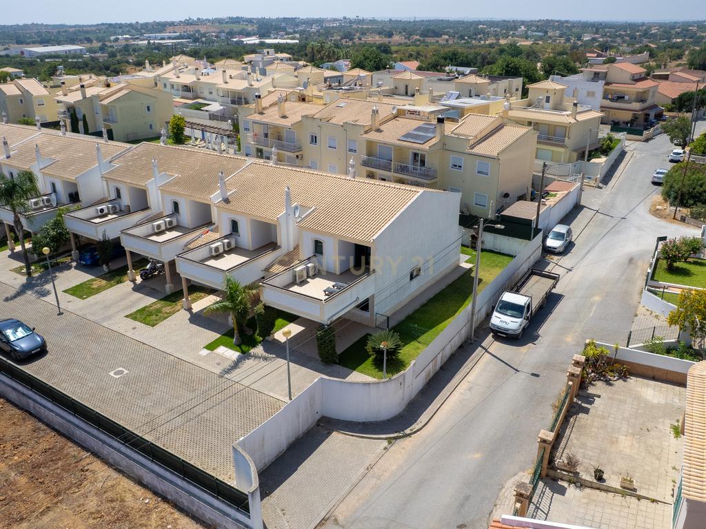 Moradia de Canto T2+2 com jardim em Condomínio Privado com Piscina – Ferreiras, Albufeira - Image 31
