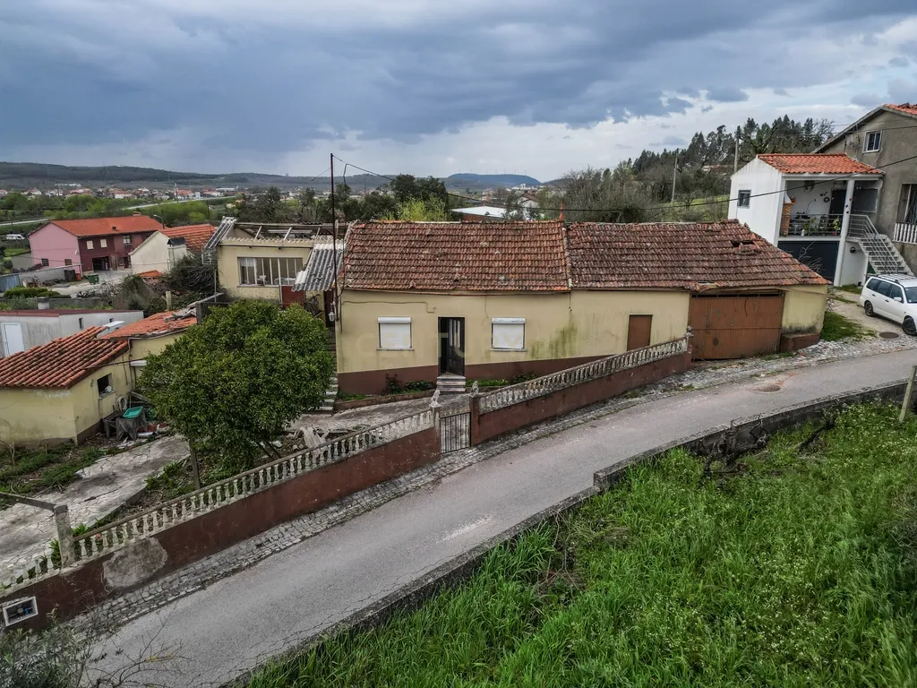 Moradia T4 com Garagem e Quintal em Chão de Couce – Oportunidade com Potencial em Ansião - Image 2
