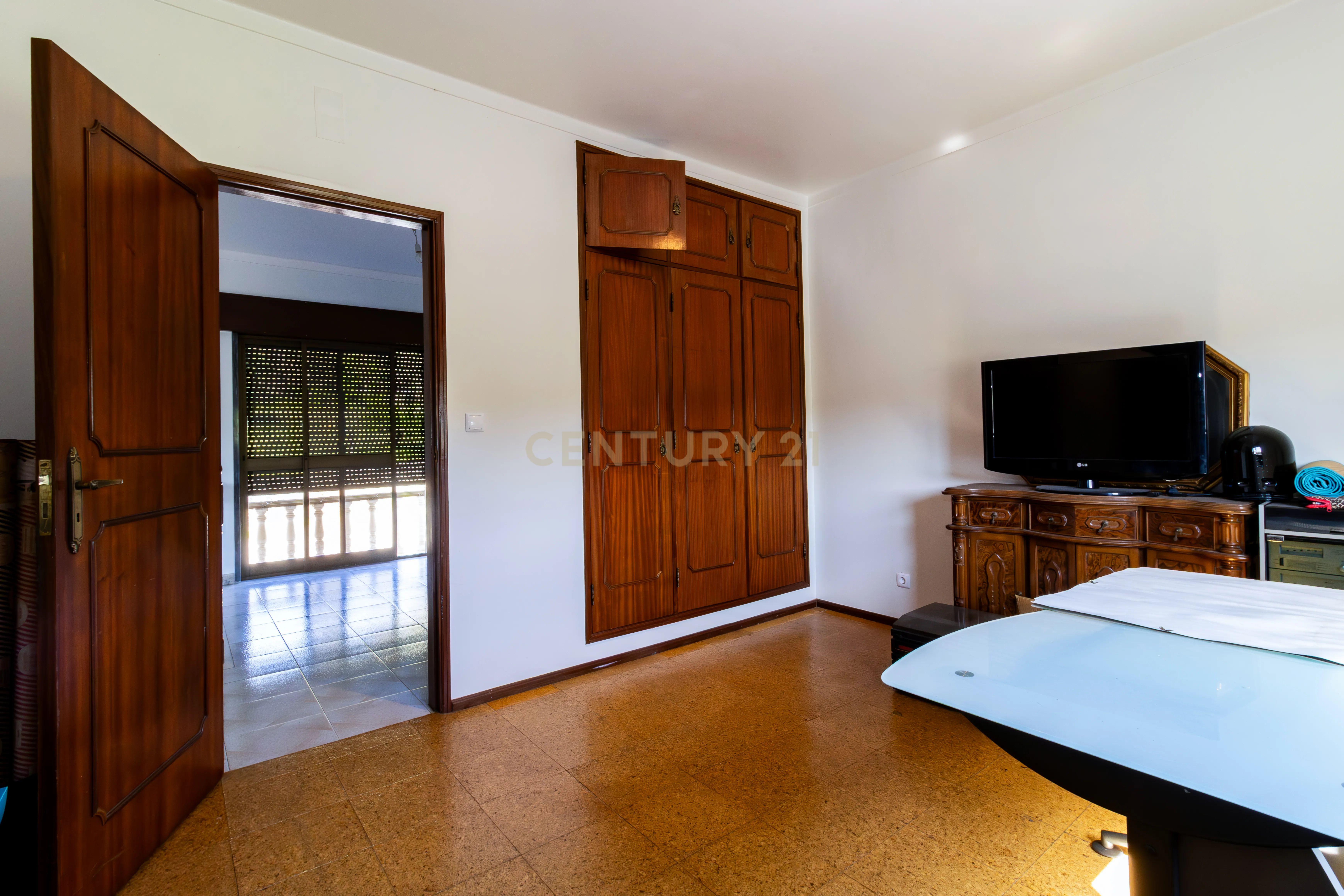 Fotografia 12 de Moradia T4 com terreno, garagem e alpendre | A 15 min de Leiria