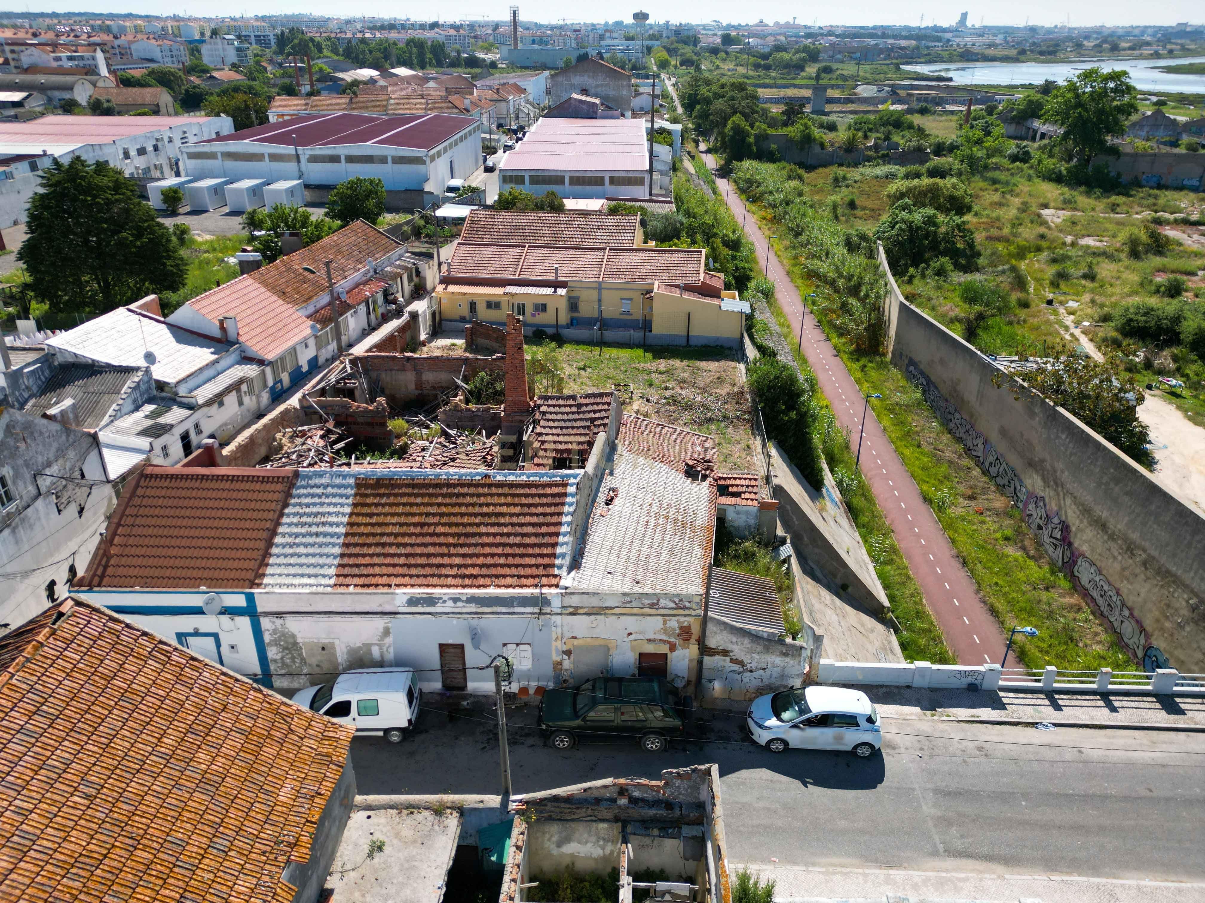 Montijo - Moradia para reconstruir área total de 558 m2. Vista Rio - Image 3