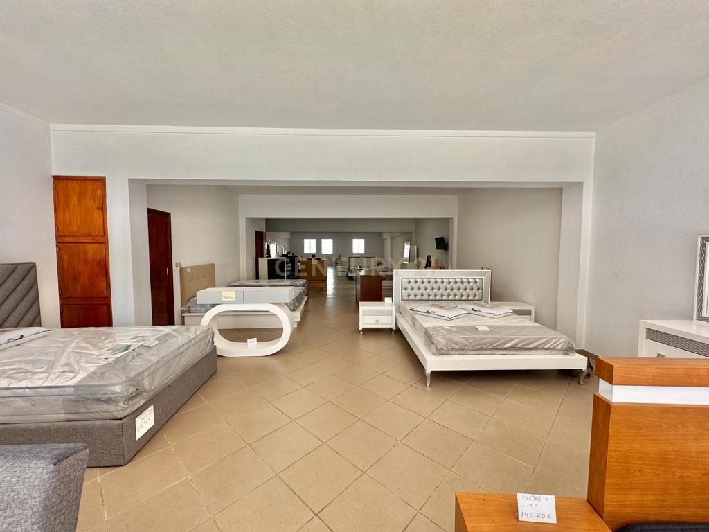 Loja com 250m2 no coração da cidade de Santo Tirso  - Image 9