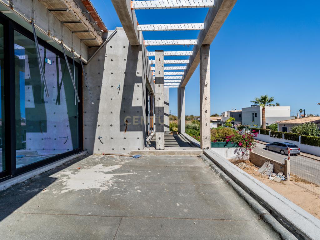 Moradia T5 contemporânea em construção avançada com piscina | Álamos, Guia – Albufeira - Image 20