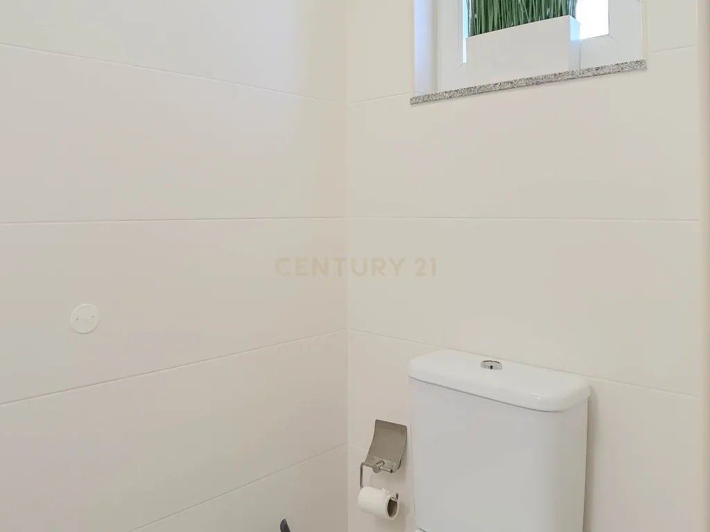 Luxuosa Moradia T3 em Gondomar com Vista Panorâmica e Piscina - Image 17