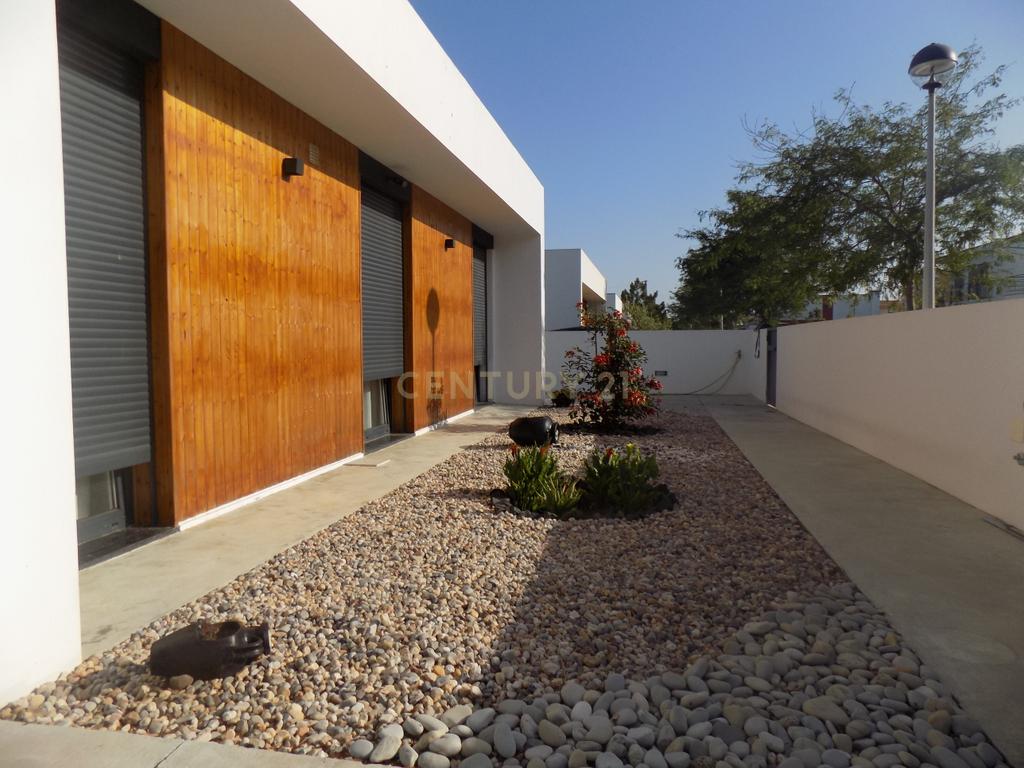 Fantástica  Moradia T3 em Torres Vedras com Jardim e Terraço - Image 1