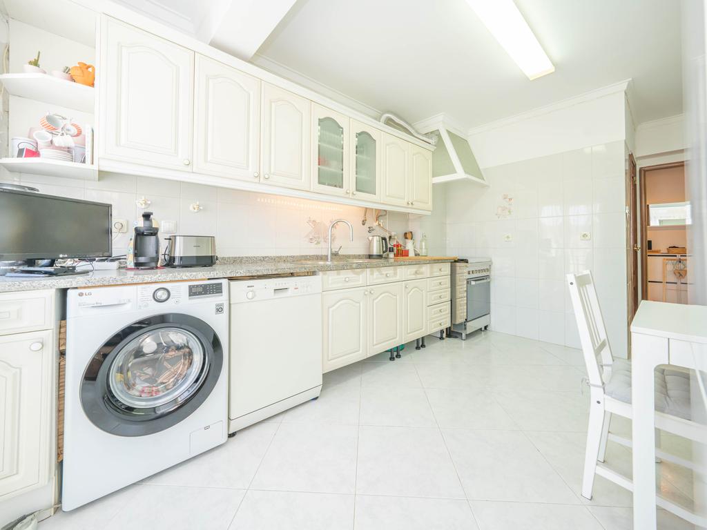 Apartamento T2, com Parqueamento e Arrecadação, em Caneças - Image 6