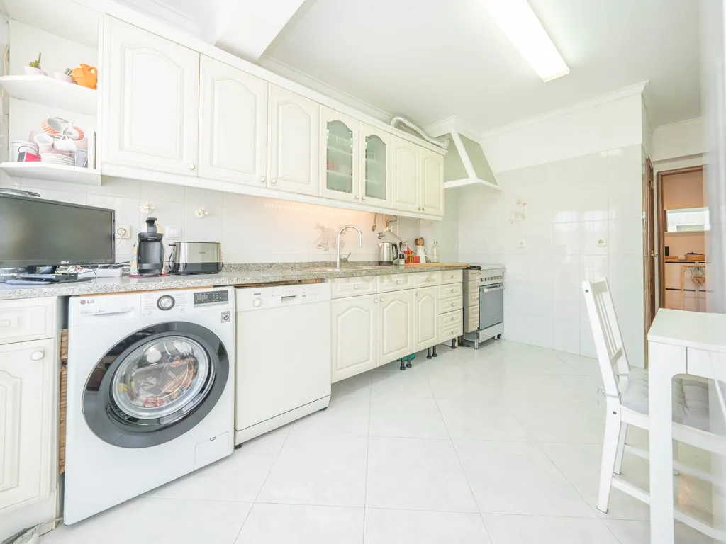 Apartamento T2, com Parqueamento e Arrecadação, em Caneças - Image 6