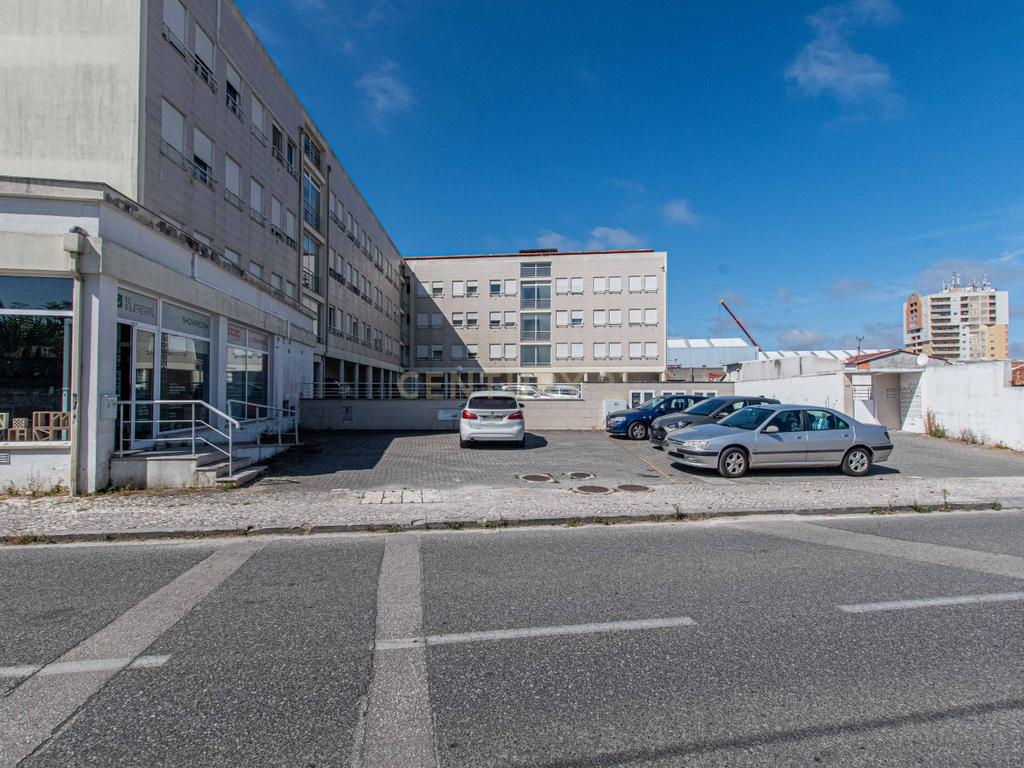 T4 Duplex Premium com Terraço / Arrecadação / 5 Lugares de Estacionamento / Marinha Grande - Image 7