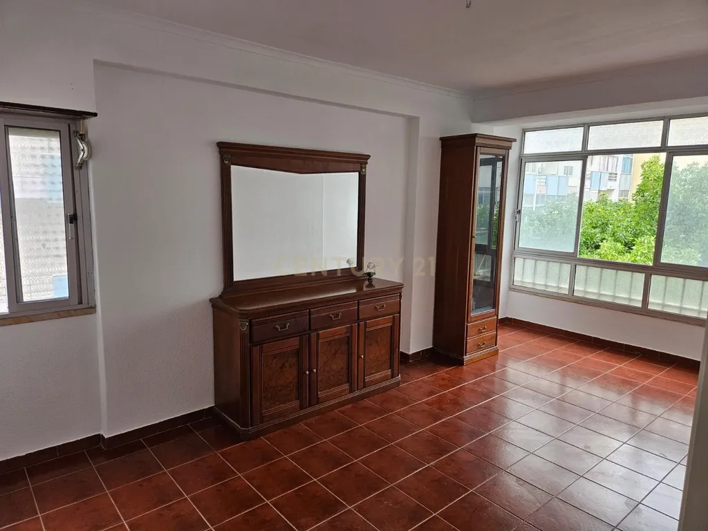 𝗔𝗽𝗮𝗿𝘁𝗮𝗺𝗲𝗻𝘁𝗼 𝗧𝟮 à 𝘃𝗲𝗻𝗱𝗮 𝗻𝗮 𝗗𝗮𝗺𝗮𝗶𝗮 – 𝟲𝟴𝗺𝟮 𝗰𝗼𝗺 𝘃𝗮𝗿𝗮𝗻𝗱𝗮𝘀 - Image 1