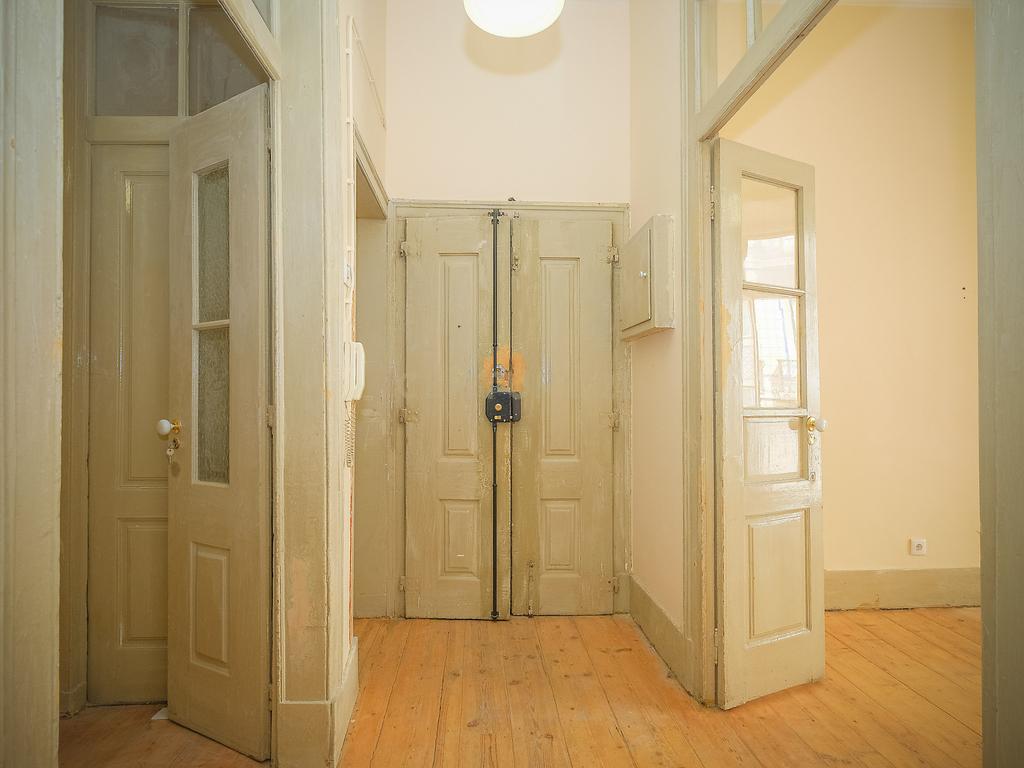 Escritório com 4 Divisões em prédio pombalino na Rua da Madalena N.90, em plena Baixa de Lisboa. Para Arrendamento. - Image 2