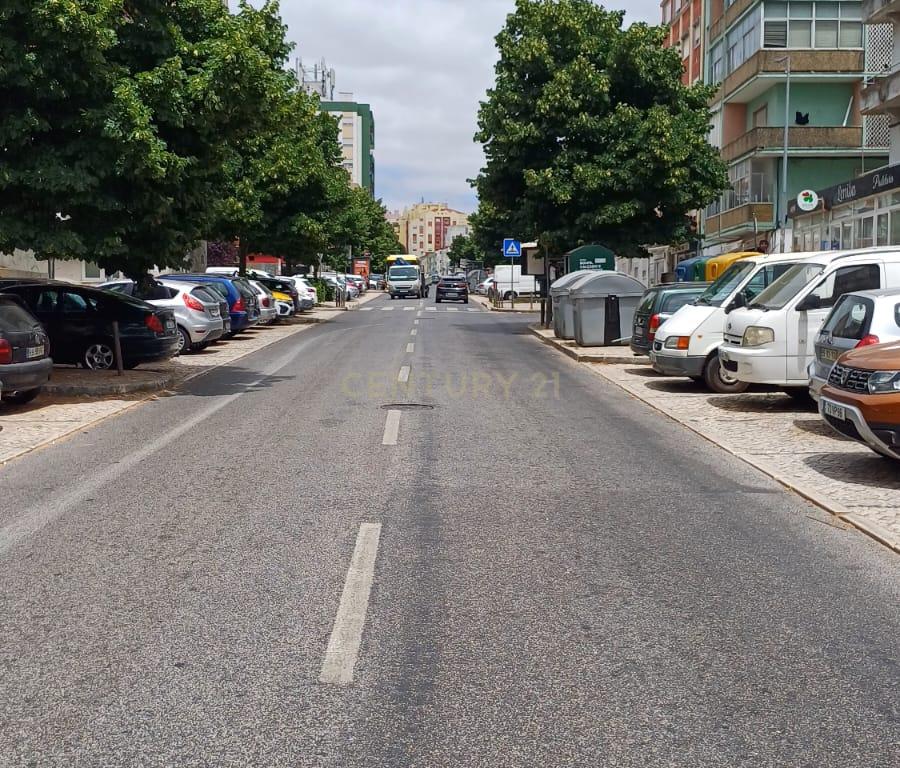 Apartamento T2 com Suite e Varanda – Queluz (Av. Miguel Bombarda) - Image 7