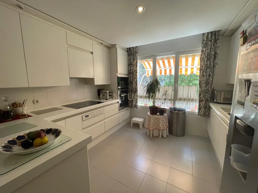 Luxuosa Moradia Renovada em Madrid com Vista para a Cidade - Image 54