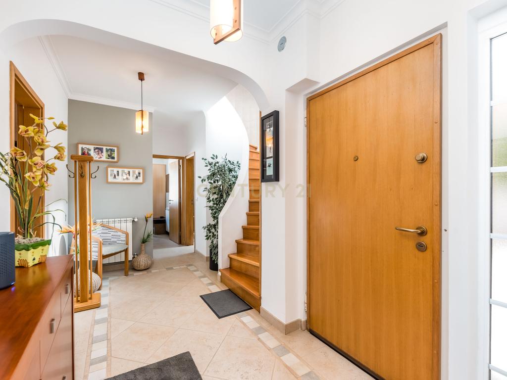 Moradia T4 Isolada com Jardim, em Vale Flores - Viva com qualidade e conforto às portas de Lisboa - Image 8