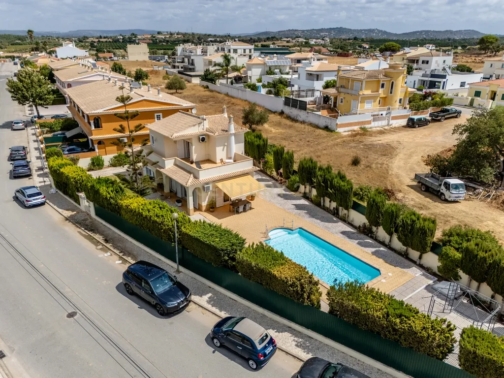 Moradia Independente T3, com Piscina e Amplo Espaço Exterior, em Algoz. - Image 1