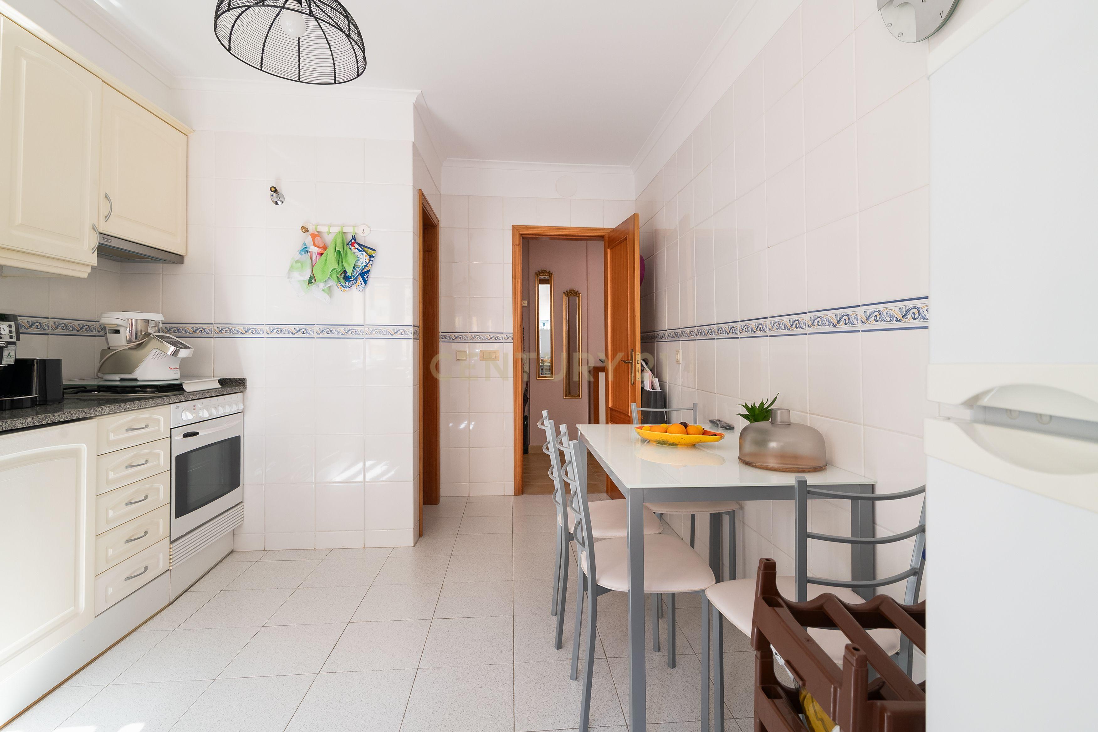 Fotografia 5 de Apartamento T2 – Jardim da Radial, com 2 elevadores e arrecadação