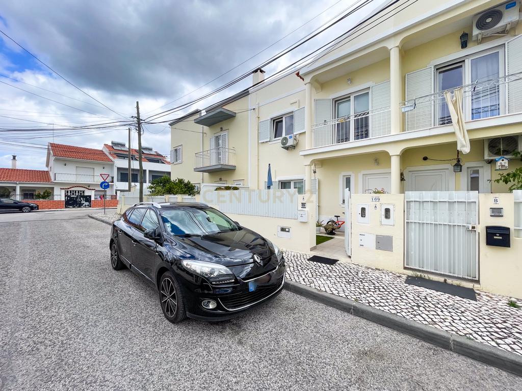 Moradia T3 Renovada com Terraço na Quinta do Conde – Sesimbra - Image 2