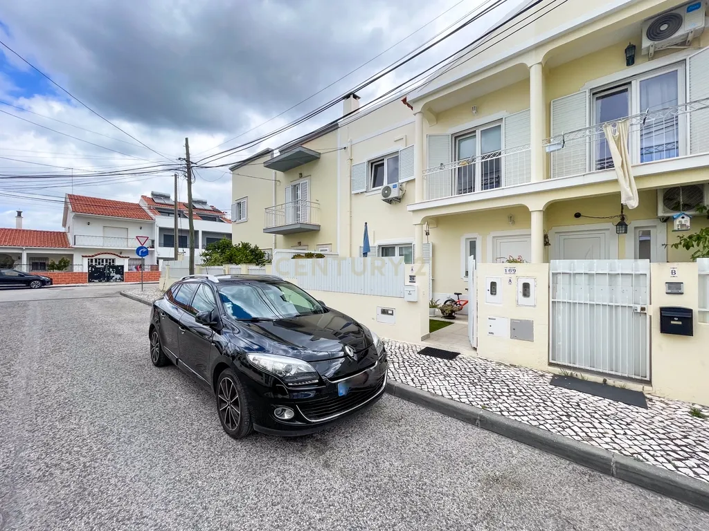 Moradia T3 Renovada com Terraço na Quinta do Conde – Sesimbra - Image 2