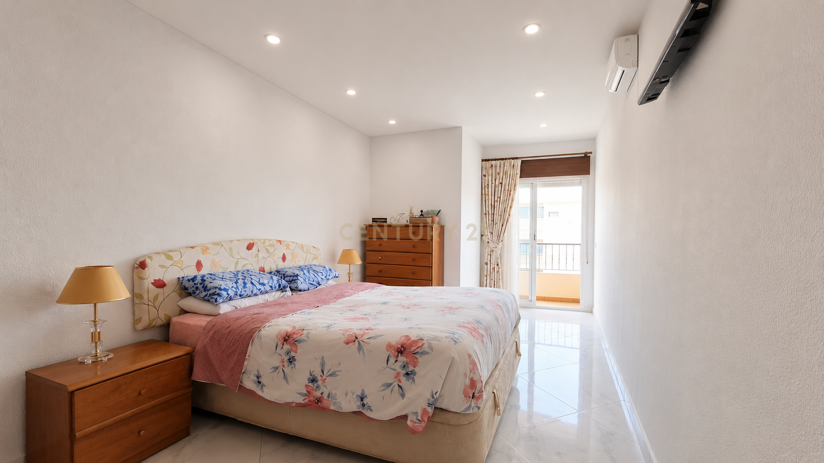 Fotografia 9 de Luminoso Apartamento T2 com Varanda a Sul e Piscina no Centro de Albufeira