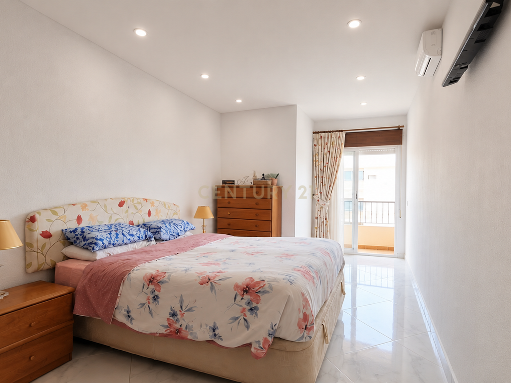 Luminoso Apartamento T2 com Varanda a Sul e Piscina no Centro de Albufeira - Image 9