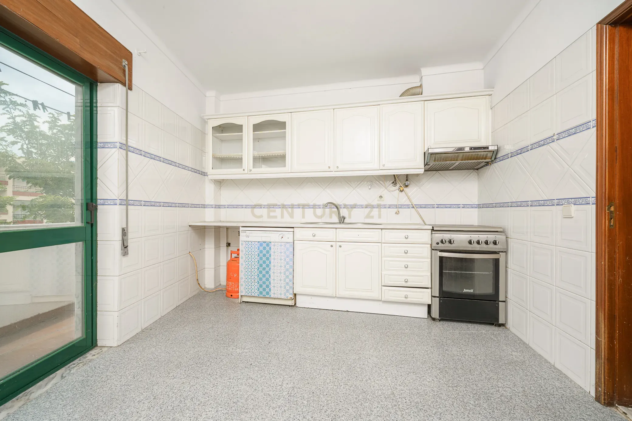 Apartamento T2 com Parqueamento, Varandas e Lareira - Perto do Centro da Cidade - Image 7
