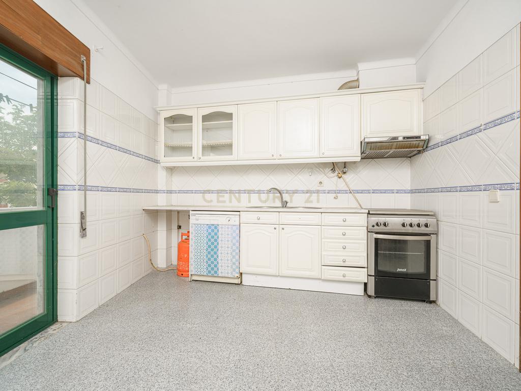 Apartamento T2 com Parqueamento, Varandas e Lareira - Perto do Centro da Cidade - Image 7