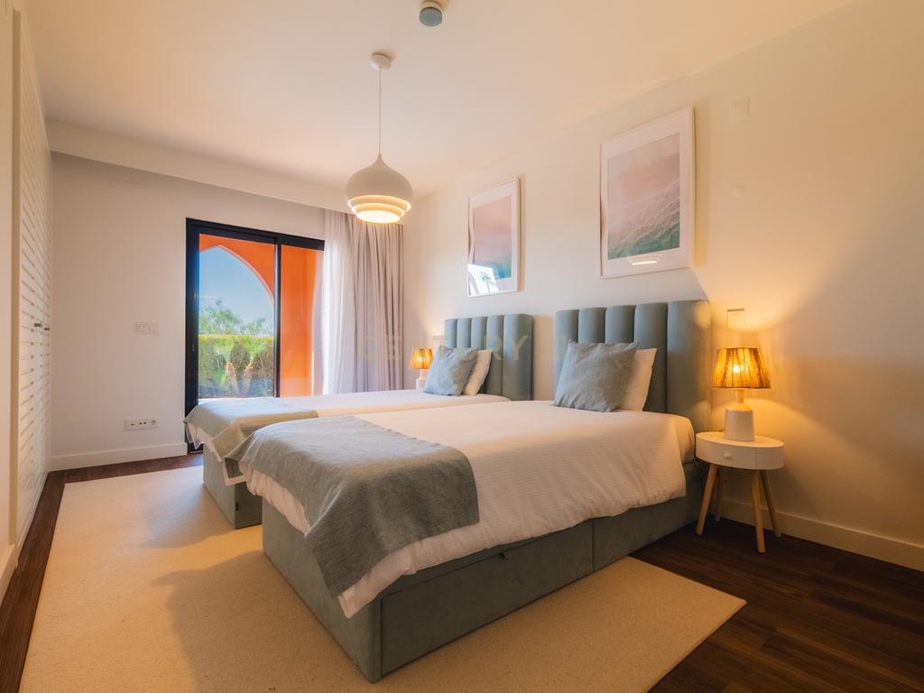 Moradia Independente com 3 Suites, Amendoeira Golf Resort, Piscina, Jardim, Alcantarilha. - Image 30