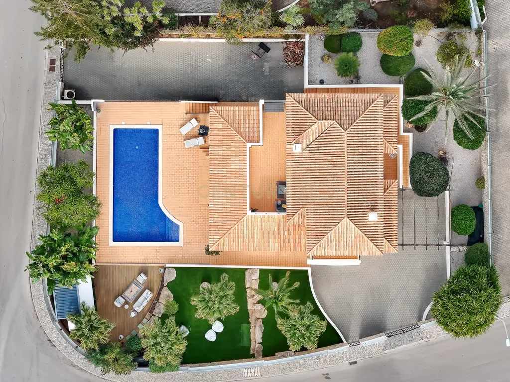 Moradia T4 em Ferragudo, próxima a praias, com Piscina aquecida, Bar e Lounge Exterior - Image 13