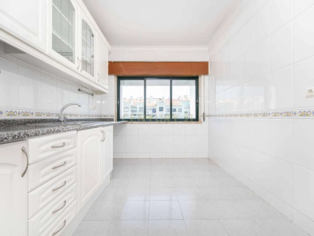 Apartamento T3 com varandas e Estacionamento | Cavaleira – Algueirão Mem Martins - Image 2