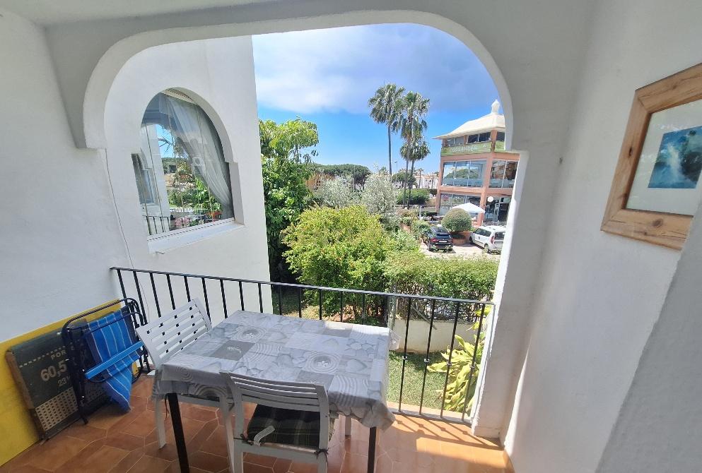 Estúdio Renovado em Málaga com Vista e Acesso a Amenidades - Image 3