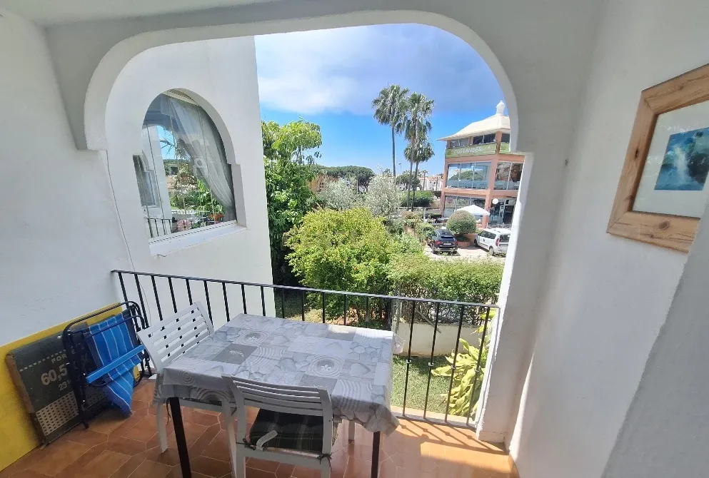 Estúdio Renovado em Málaga com Vista e Acesso a Amenidades - Image 3
