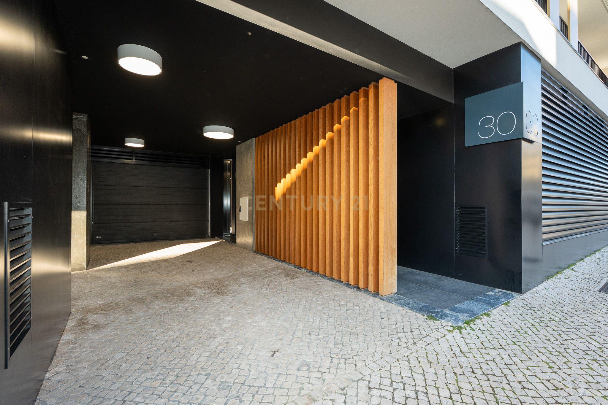 Apartamento T3+1 duplex, com terraço e estacionamento, no centro da cidade de Torres Vedras - Image 2