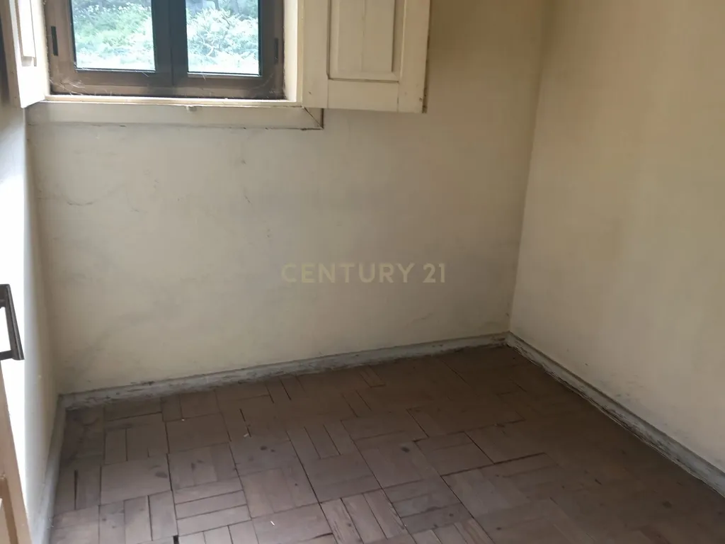 Casa T3 + T3 em Lordelo Paredes, perto do centro e com ótimas acessibilidades - Image 6