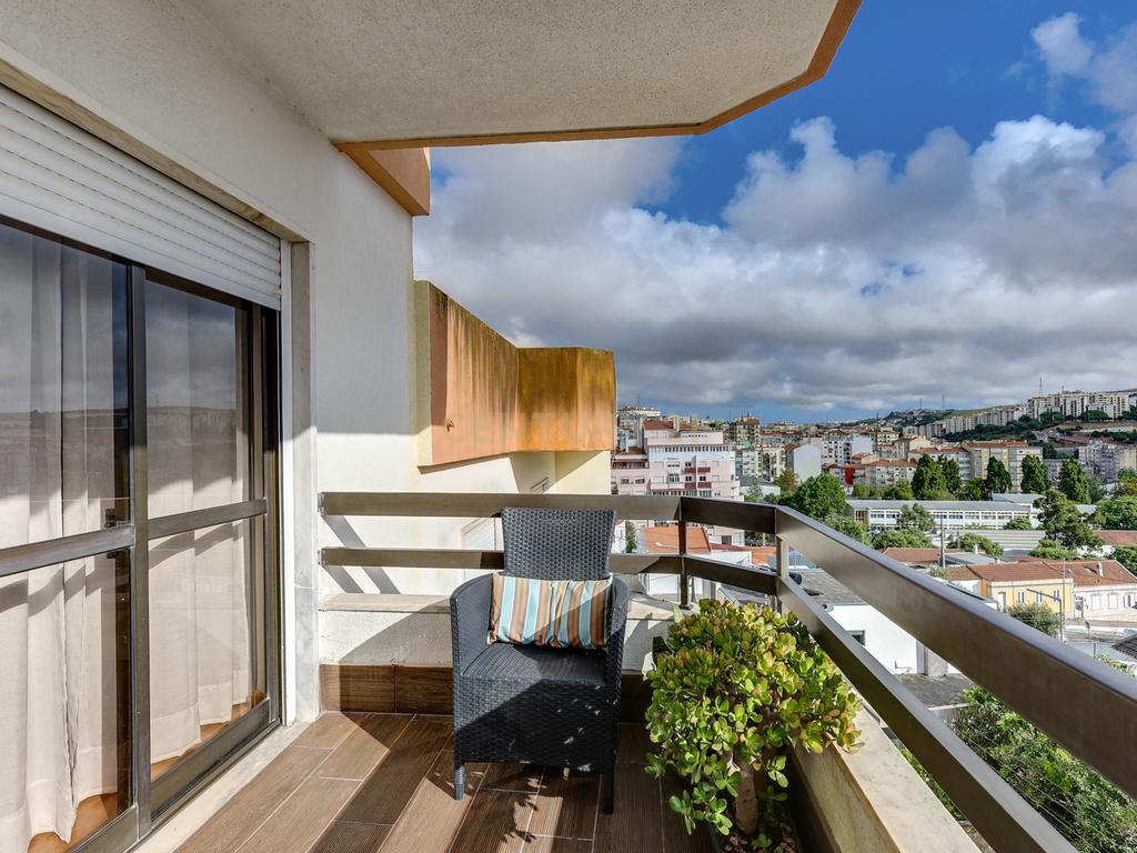 Apartamento T3 Renovado com Vista Panorâmica no Cacém, Sintra, Lisboa - Image 16