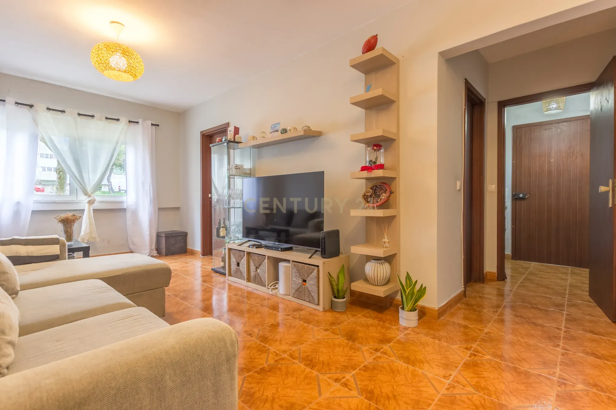 Apartamento T1 em Cidade Sol, Santo António Charneca - Image 1