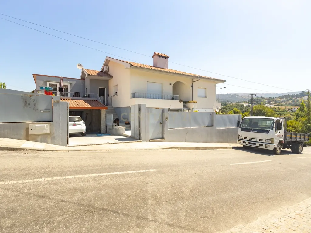 Moradia Renovada em Marco de Canaveses com restaurante no piso inferior - Image 1
