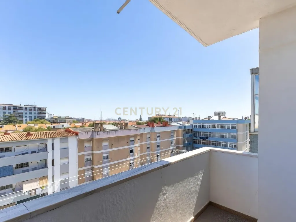 Apartamento Renovado com Vista Mar em Setúbal - Image 4