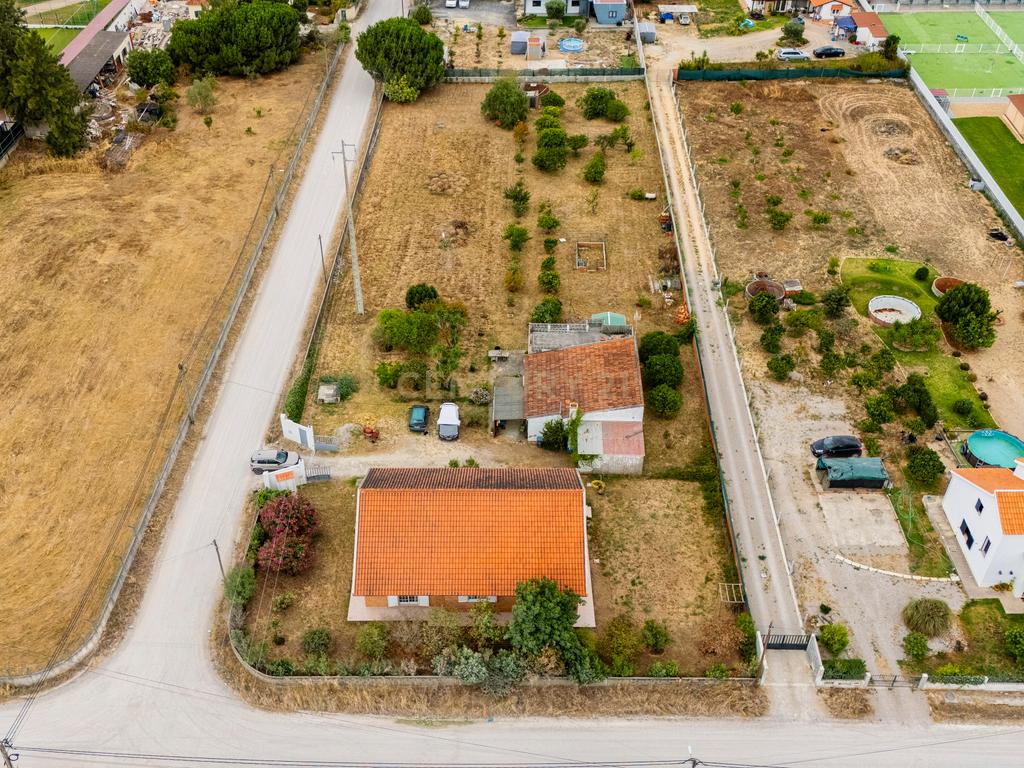 Moradia térrea T3 impecável num terreno de 3954m2 e anexo em Azeitão - Image 2