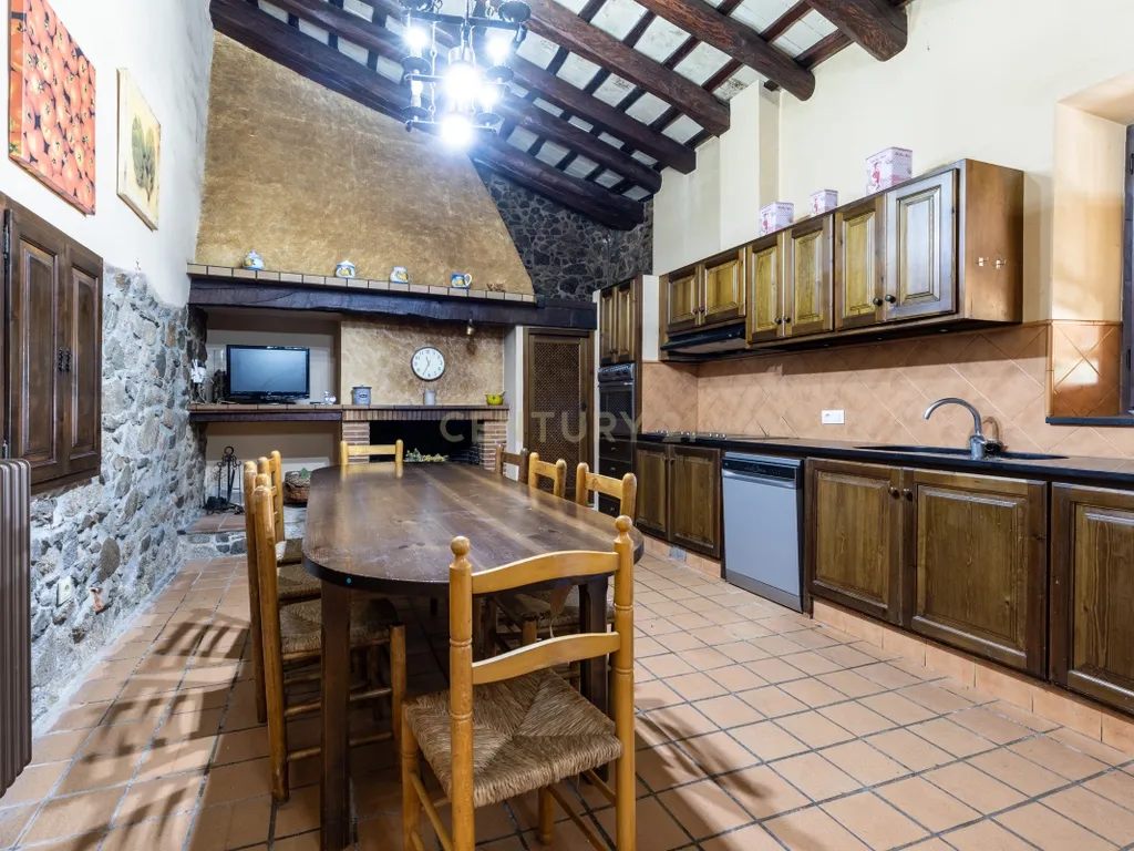 MASIA CATALANA EN VENDA A LLAGOSTERA – MÉS DE 7 HECTÀREES DE TERRENY, LLICÈNCIA TURÍSTICA, PISCINA I CAMP DE FUTBOL - Image 70
