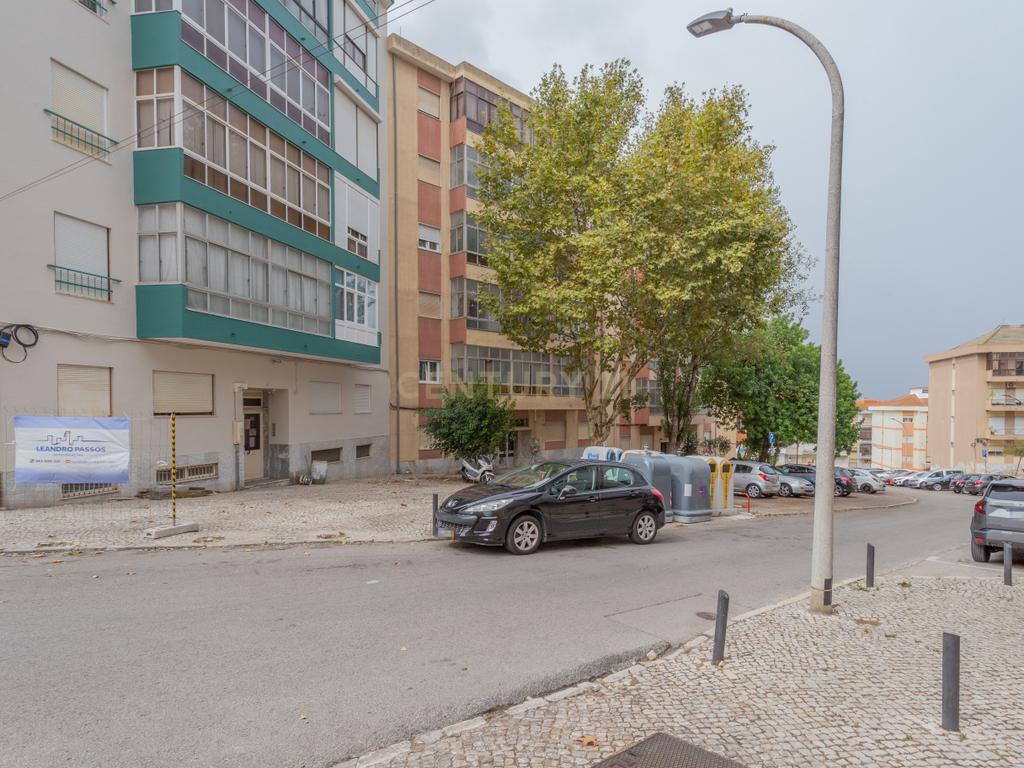 Apartamento T4 convertido em T3 - Centro do Barreiro - Image 37