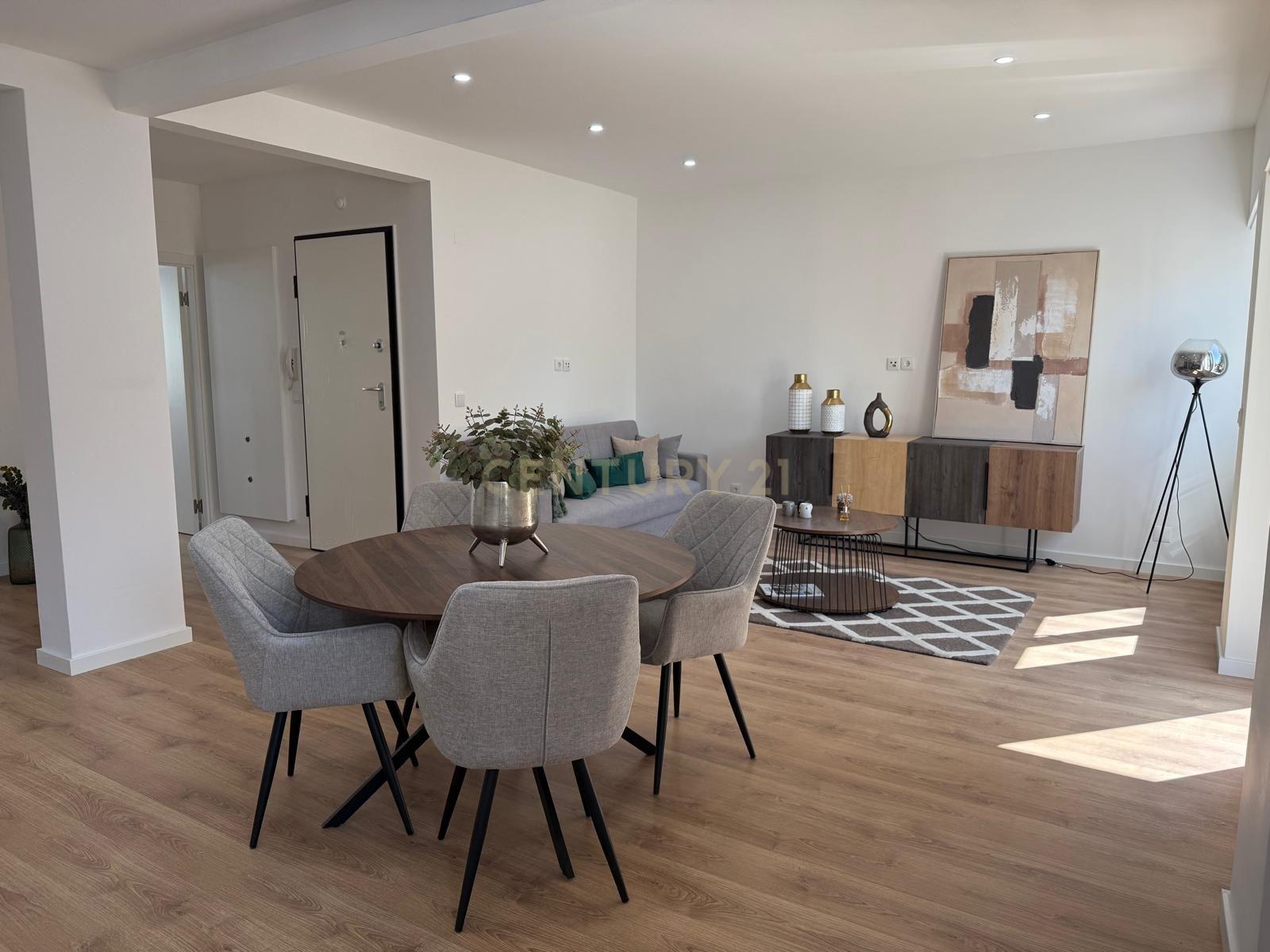 Fotografia 3 de Apartamento T3 Renovado com Suite, Varanda e Cozinha Totalmente Equipada